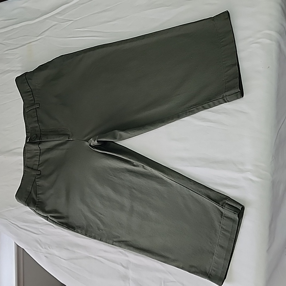 NWOT, Women's St John's Bay Stretch Capris, Olive Green, Size 14